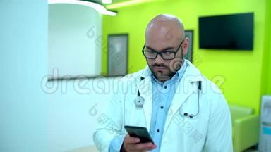 医生用手机发短信。 使用手机的男医生.. 医生用智能手机。